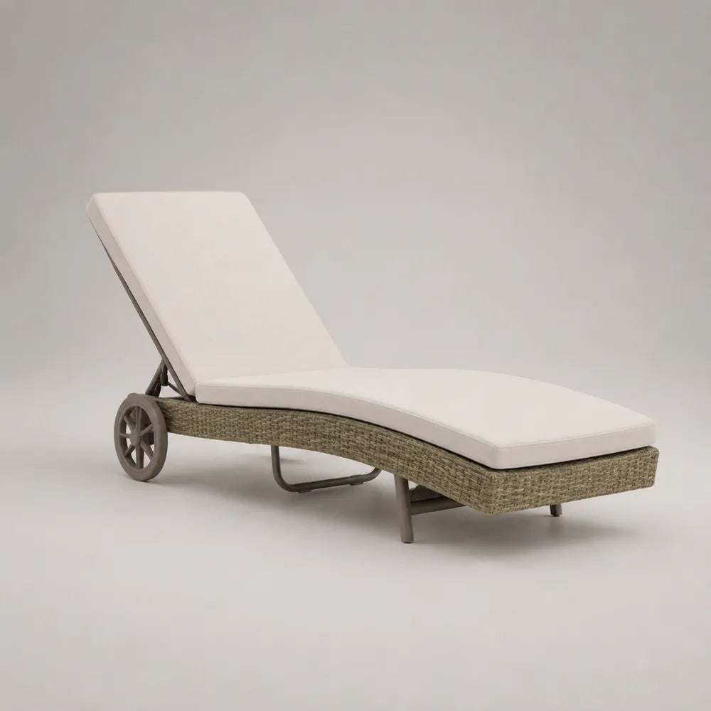 Lettino prendisole da giardino in rattan sintetico beige con cuscino bianco reclinabile 200x70x35 cm